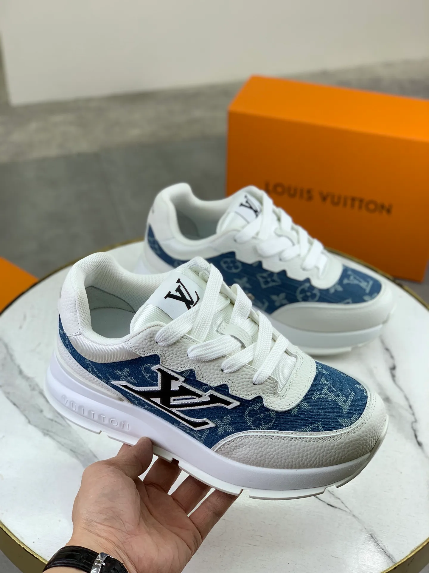 Factory price P700 💶 Top version [LOUIS VUITTON] Couple 🧑‍🤝‍🧑 Craftsman style Counter series (original order) New style 🍀LV Louis Vuitton - top version LV classic high-top trendy shoes! Made of imported original craft calfskin, original breathable lining, and original wear-resistant, lightweight, high-end TPU outsole! High quality products! 2️⃣ colors available, size: female 35-39, male 39-44 (female 40, male 45 46 customized)